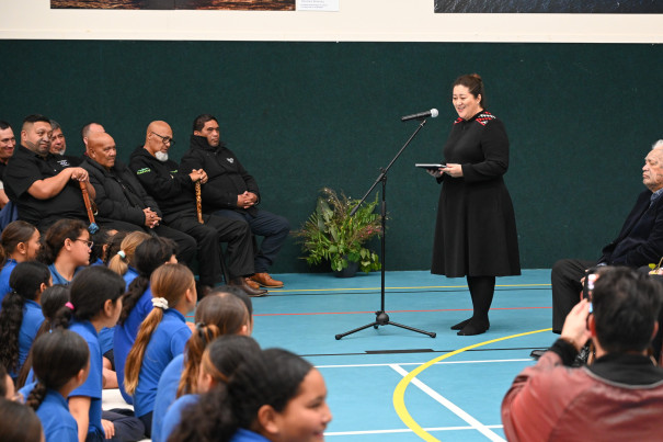 Dame Cindy speaking to tamariki at Te Kura o Te Paroa