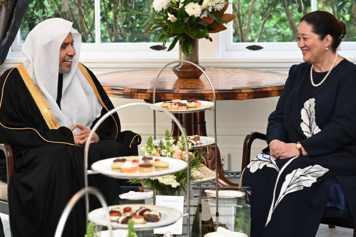 Dame Cindy speaks with Sheikh Dr Mohammed bin Abdulkarim Al-Issa