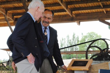 The Governor-General talks with Bill O'Donnell.