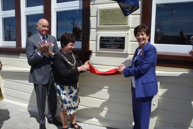 The Governor-General, The Rt Hon Dame Patsy Reddy unveils a plaque to mark the centenary.