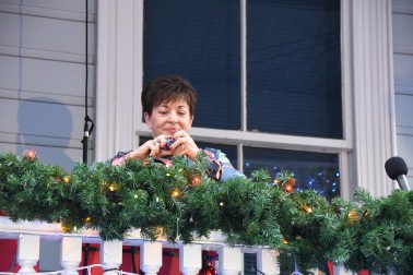 Image of Dame Patsy turning on the Christmas lights at Franklin Road