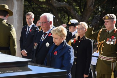 an image of The Hon Justice Sir William Young and Lady Young at the Tomb of the Unknown Warrior