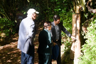 Image of Dame Patsy and Sir David checking out a weta hotel