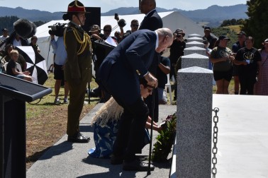 Image of Dame Patsy and Sir David laying a wreath at the Te Ruapekapeka commemoration