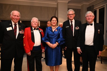Dame Cindy Kiro meets members of the Royal New Zealand Artillery Association 