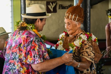 Dame Cindy receiving a gift from one of the leaders of Aitutaki