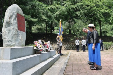 Wreath Laying at the New Zealand Memorial in Gapyeong