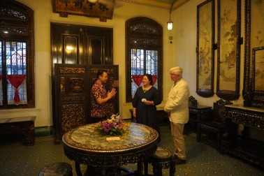 Lee Yuen Thien leading a guided tour