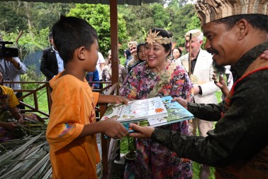 Giving gifts from Aotearoa to Orang Asli children