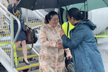 Dame Cindy is greeted by Peleni Talagi, Secretary to the Government
