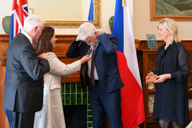 Dame Cindy presents President Pavel with a pounamu
