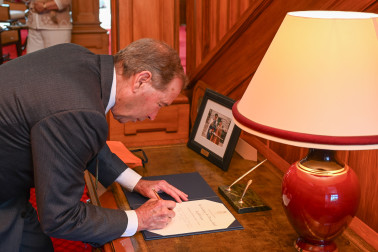 Ambassador Udall signs the visitors book