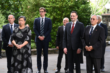 HE Dr Gábor Tamás Nagy, Ambassador of Hungary, with Kaumātua Bobby Newson and Kuia Pauline Hopa