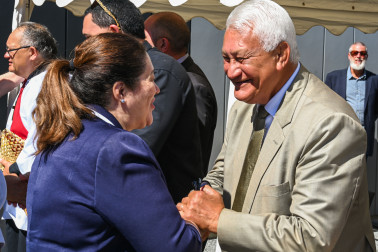 Dame Cindy is greeted by Tutehounuku 'Nuk' Korako