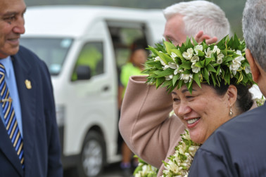 Dame Cindy receiving a traditional Cook Islands 'ui