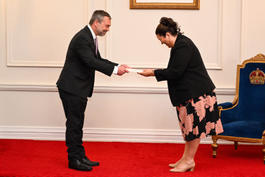HE Mr Luis Alfonso Sánchez-Vellisco Sánchez, Ambassador of Spain, presenting his credentials to Dame Cindy