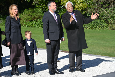 HE Mr Luis Alfonso Sánchez-Vellisco Sánchez, Ambassador of Spain, and his family with Mr Joe Harawira, kaumātua