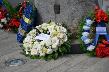 Dr Davies laid a wreath to commemorate the occasion