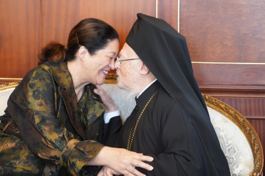 Dame Cindy and Bartholomew I of Constantinople, Ecumenical Patriarch of Constantinople, greet with a hongi