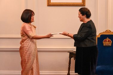 Ms Muanpuii Saiawai, High Commissioner of the Republic of India, presents her credentials to Dame Cindy