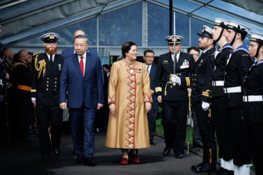 President Lâm and Dame Cindy inspect the Guard of Honour
