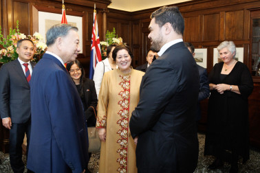 President Lâm meets opera tenor Pene Pati