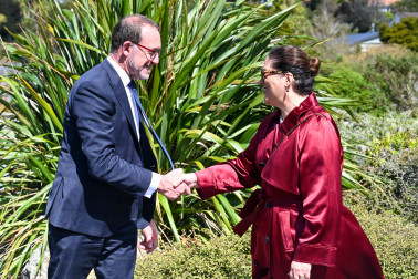 Dame Cindy is greeted by Hon Andrew Little, Mayor of Wellington