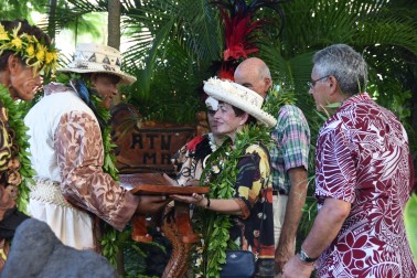 The Governor-General, The Rt Hon Dame Patsy Reddy receives a gift from Tou Travel Ariki.