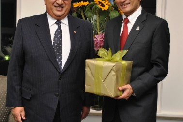 The Governor-General presents a gift to Minister Balakrishnan.