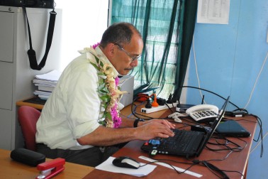 The Governor-General sends a 'tweet' and Facebook Post via satellite internet at Matiti School.