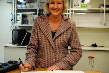 Lady Janine Mateparae signs the HMNZS Resolution Visitor's Book.