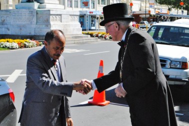 Sir Jerry Mateparae meets the Mayor of Oamaru, Alex Familton.