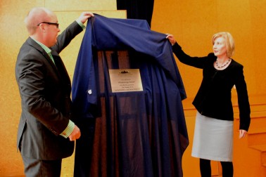 Lady Janine Mateparae, together with Paul Fifield , Chairperson of the Whakarongo School Board of Trustees, unveils the plaque to officially open the Navigator Centre.