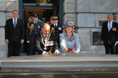 Sir Jerry and Lady Janine Mateparae each place a rose on the Tomb of the Unknown Warrior.