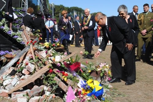 The Governor-General places a flower tribute
