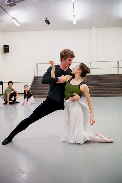 Image of RNZB dancers Madeleine Graham and Joseph Skelton rehearsinge