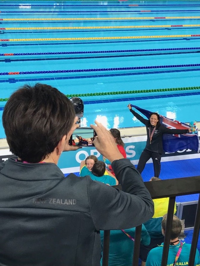 Image of Dame Patsy waving at Sophie Pascoe after her gold medal win