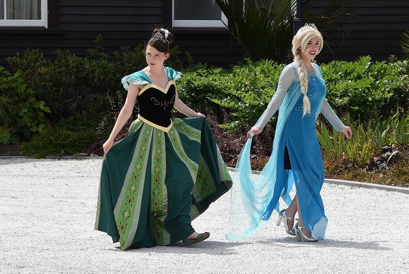Image of Elsa and Anna from 'Frozen' arriving