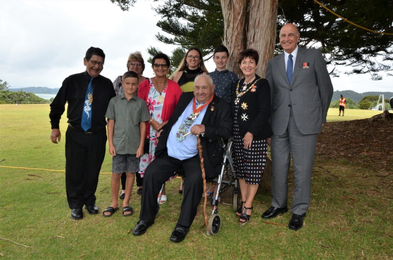 an image of Dame Patsy and Sir David with SIr Hec Busby and his whanau