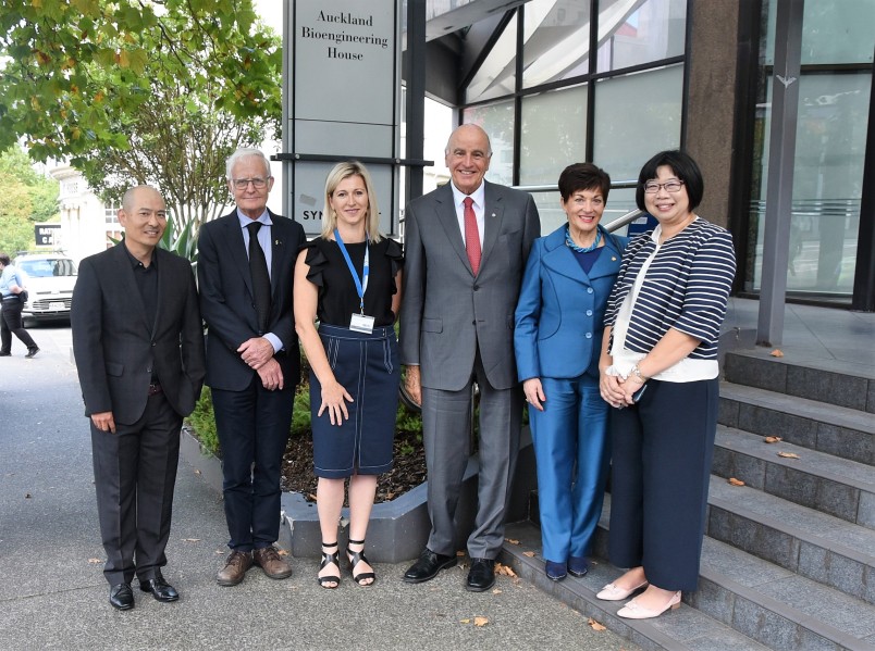 Image of Dame Patsy and Sir David with Distinguished Professor Peter Hunter, Professor Merryn Tawhai, Dr Diana Siew and Jack Yin.