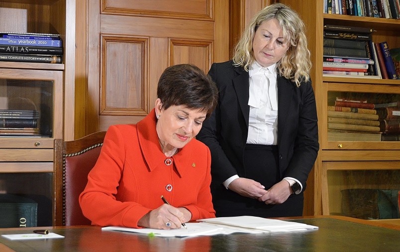 Image of Dame Patsy and Deputy Clerk of the House, Suze Jones at the signing of the Arms Amendment Act