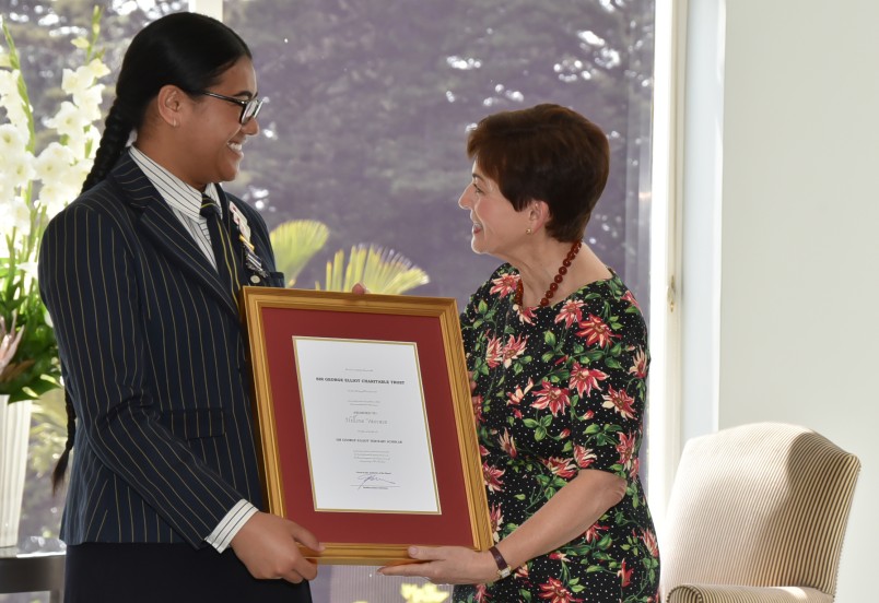 Dame Patsy presenting the Scholarship to Nellina Vaovasa