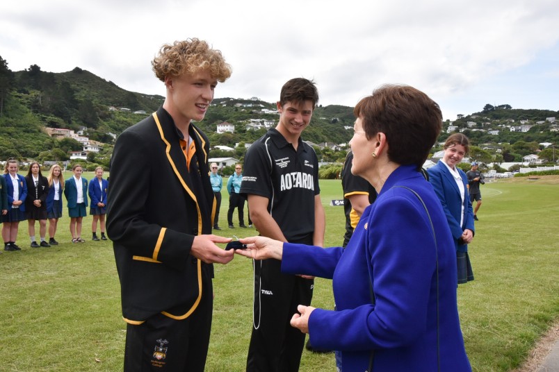 Dame Patsy presents a badge to the cricket captains 
