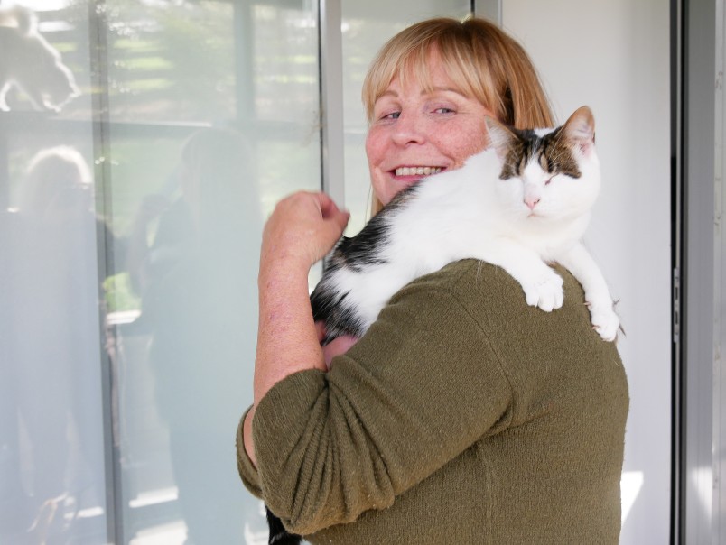 Image of Julie Chapman of Pet Refuge and her cat Layla, who was born with no eyes