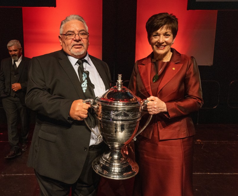 Dame Patsy and Norm Carter with the Ahuwhenua Trophy 
