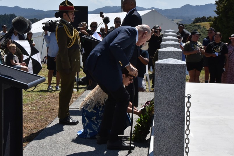 Image of Dame Patsy and Sir David laying a wreath at the Te Ruapekapeka commemoration