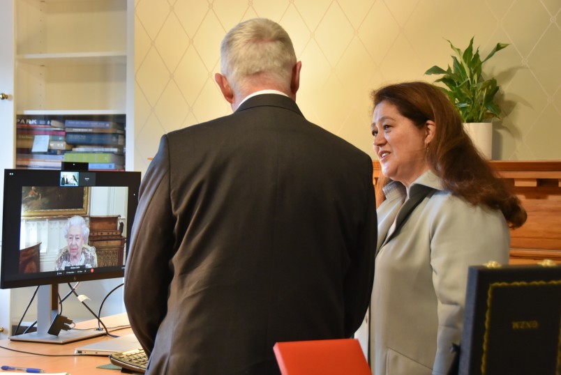 Dame Cindy Kiro introduces Dr Richard Davies to Queen Elizabeth II