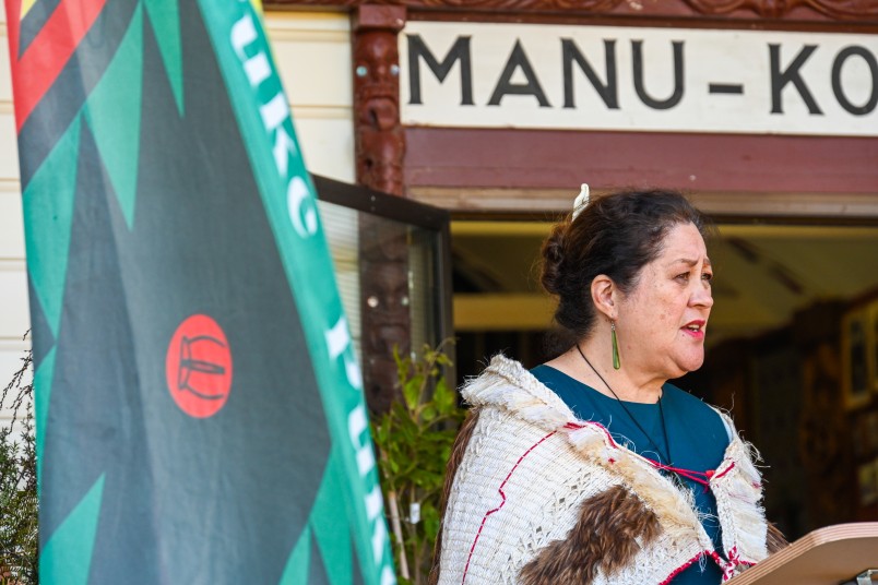 Dame Cindy addressing the marae in her korowai