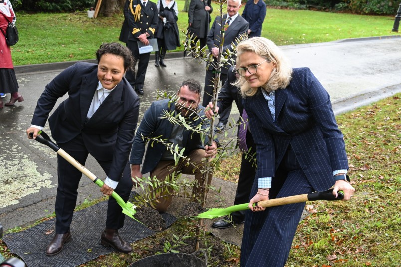 Hon Kiritapu Allen and Dame Helen Winkelmann planting a kauri