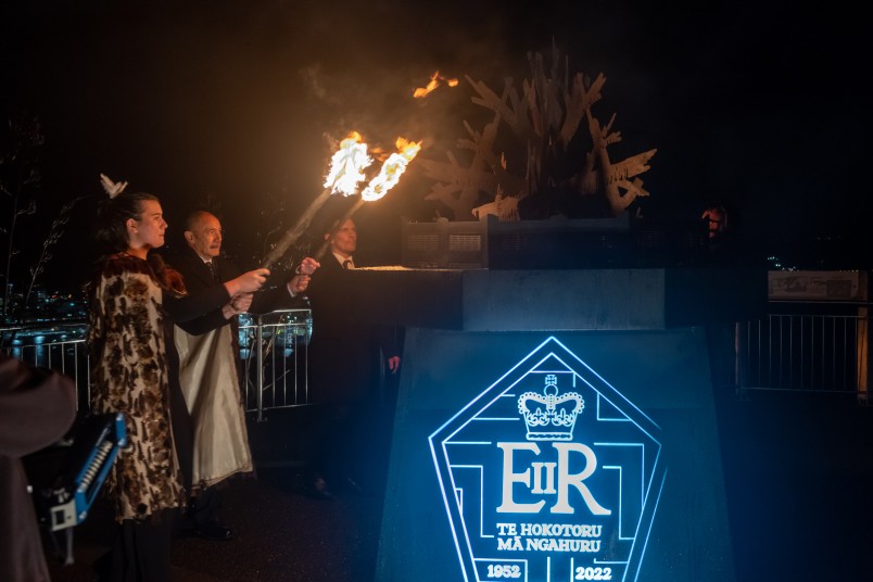 Sir Jerry Mateparae lights the Queen's Platinum Jubilee beacon with Mayor Andy Foster